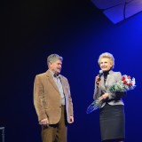 Пятра Ламана віншуе Ларыса Аленская, намеснік начальніка упраўлення ідэалагічнай работы, культуры і па справах моладзі Віцебскага аблвыканкама.