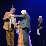 Пятра Ламана віншуе народны артыст Беларусі Тадэвуш Кокштыс.